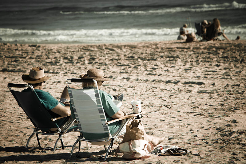 800px-An_old_couple_relaxing_on_the_beach