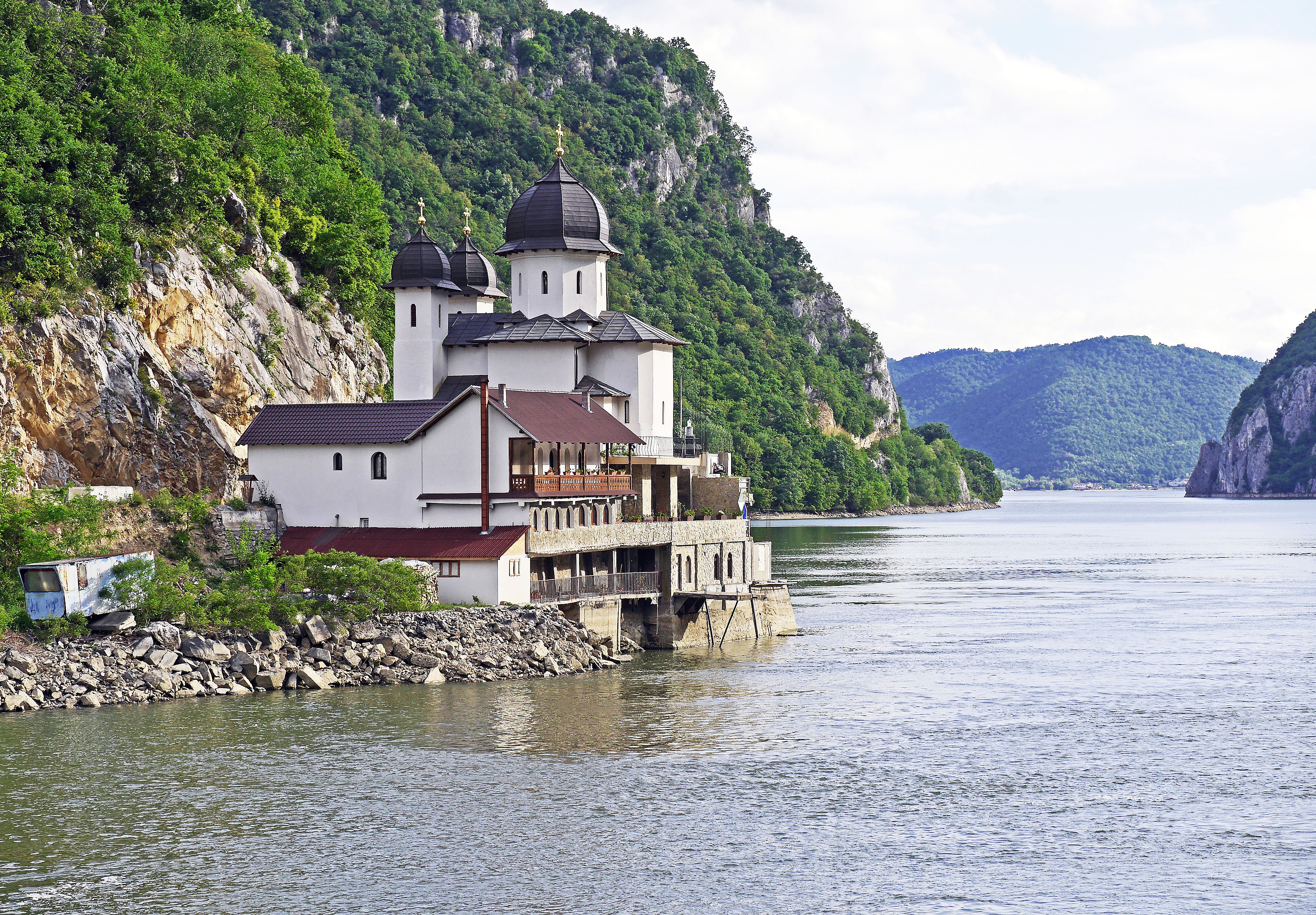 iron-gate-karparten-danube-gorge-abbey-163572